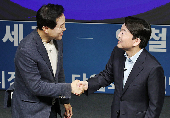 지난 2021년 3월 중순 '4·7 보궐선거 서울시장 후보 단일화 비전발표회'에 참석한 오세훈(왼쪽부터) 당시 국민의힘 서울시장 후보와 안철수 당시 국민의당 서울시장 후보가 마주보며 악수하고 있다.<국민의힘 홈페이지 사진 갈무리>